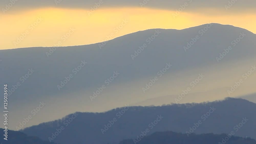 朝日に浮かぶ遠い山の稜線 朝日に浮かぶ遠い山の稜線