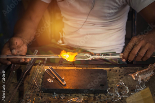 Fotografie man made hand craft from glass blowing with fire blower selective focus