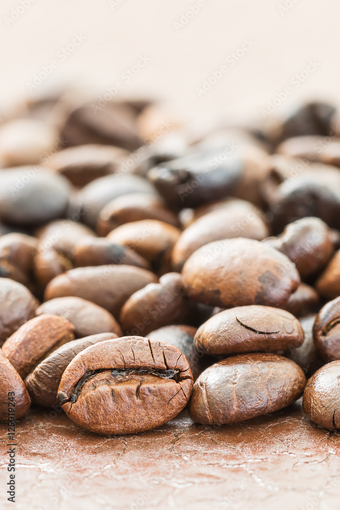 Naklejka premium Heap of roasted brown coffee bean