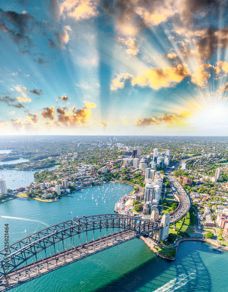 Naklejka premium Niesamowity widok z lotu ptaka na port w Sydney o zachodzie słońca