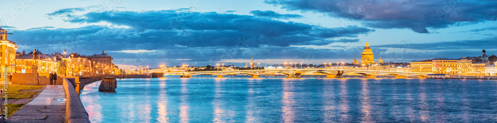 Obraz premium The Blagoveshchensky (Annunciation) Bridge during the White Nigh