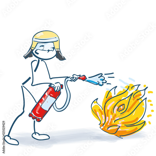Strichmännchen als Feuerwehrmann mit Feuerlöscher beim Brandlöschen