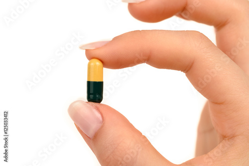 Tablette zwischen Fingern