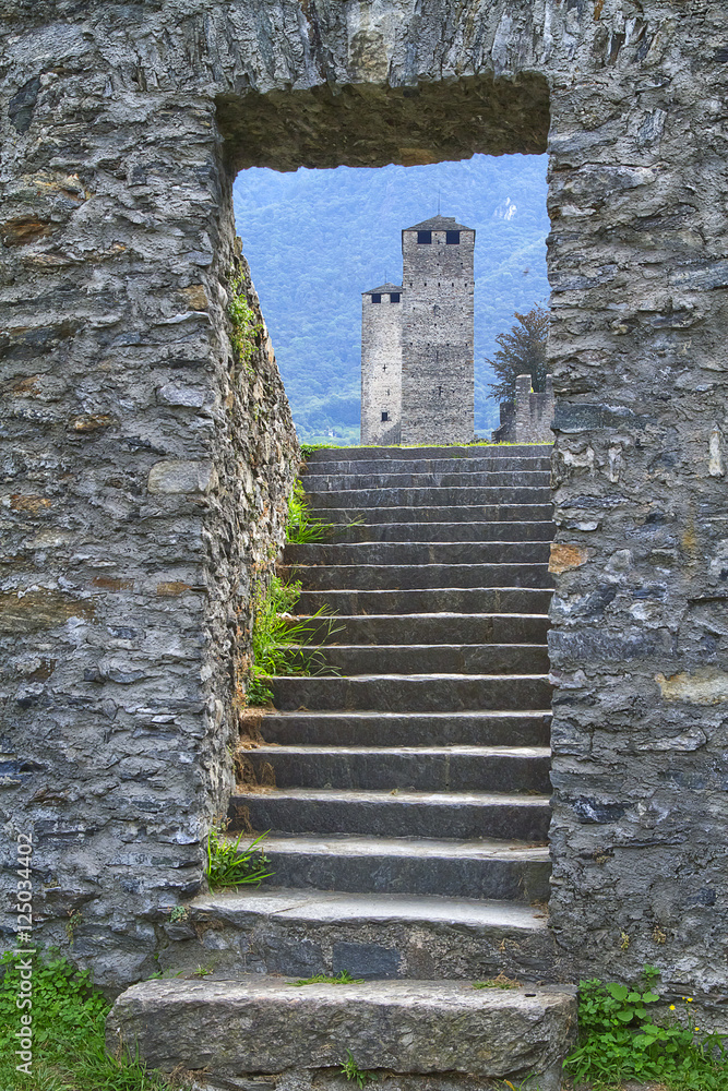bellinzona castello castelgrande con torre nera e torre bianca canton ticino svizzera 