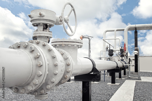 Natural gas processing plant with pipe line valves