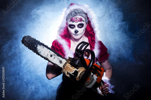 Weihnachtsfrau mit Kettensege Skull Halloween Porträt photo