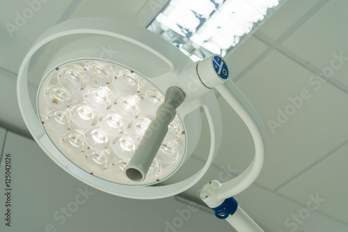 LED-OP-Lampe in einem Behandlungszimmer eines Krankenhause