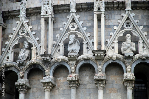 Obraz na plátně Pisa's Cathedral Square (Piazza del Duomo): Details in Romanesque style