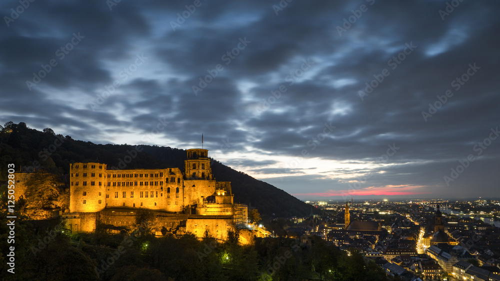 Wunderschöner Blick auf Heidelberger Schloss in der Abenddämmerung