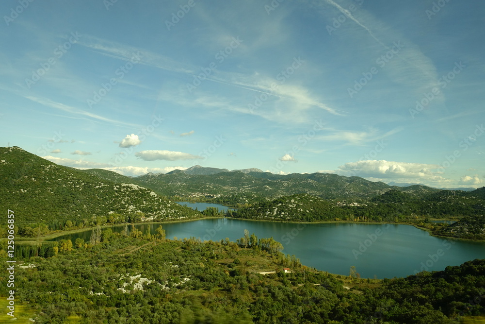 クロアチアの岩山と湖