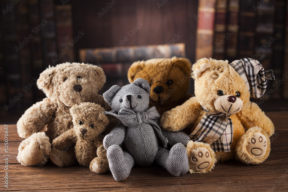 Obraz premium Teddy bears on on vintage wooden background
