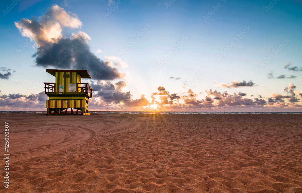 Fototapeta premium Lifeguard Tower at Sunrise