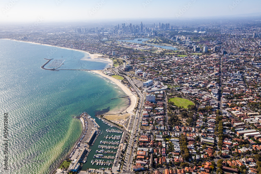 Obraz premium An Aerial View of St Kilda Marina with the Melbourne City Skyline on the Horizon.