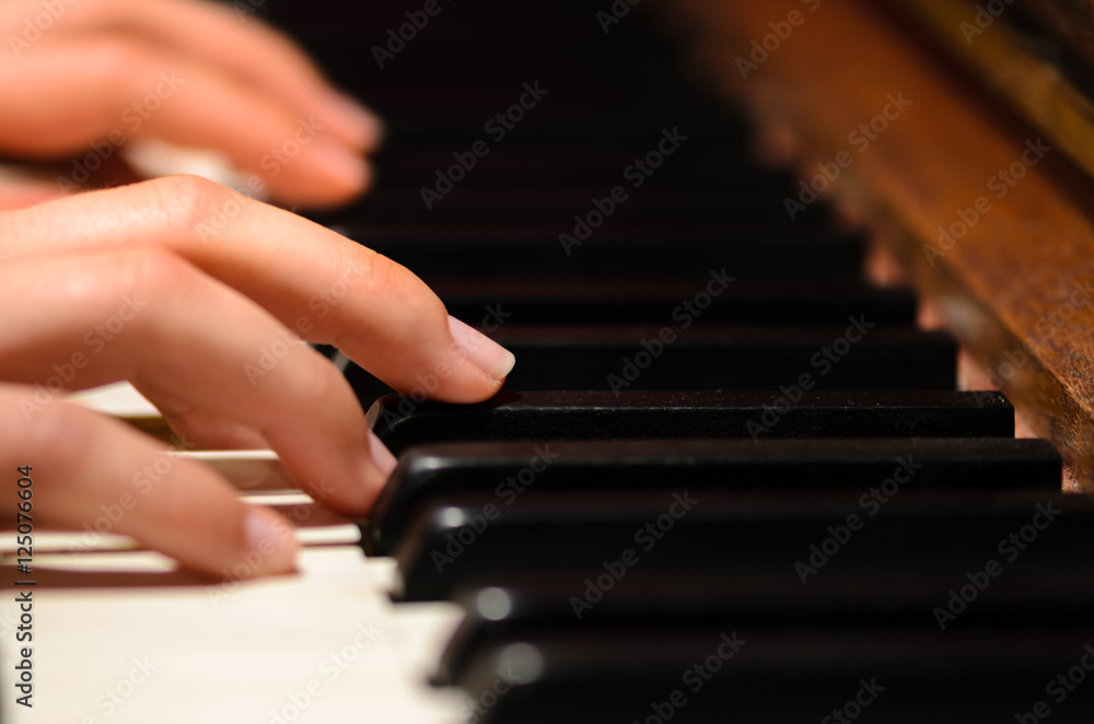 Fototapeta premium Klavier spielen Hände Nahaufnahme