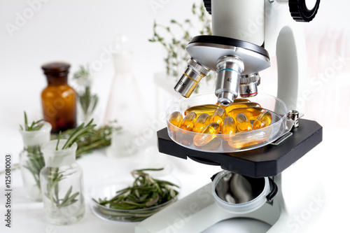 Fotografia concept - check dietary supplements in laboratory on microscope