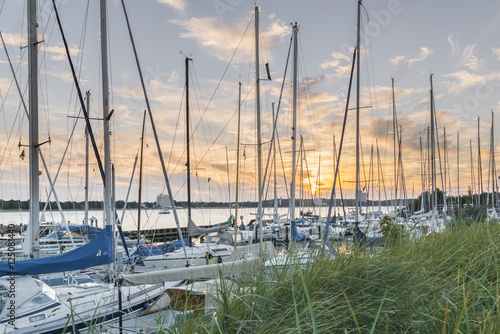Fototapeta Naklejka Na Ścianę i Meble -  Sonnenuntergang im Hafen von Niendorf in Lübeck
