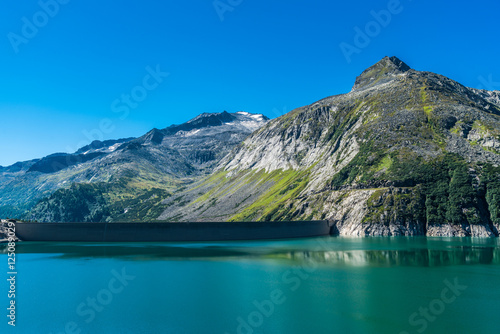 Staumauer Kölnbreinsperre am Fuße des Berges Gamskarnock (rechts) mit Kölnbreinspeichersee in Kärnten Österreich photo