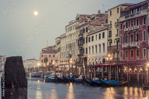 Rialto Bridge in Venice, in the early morning © samards