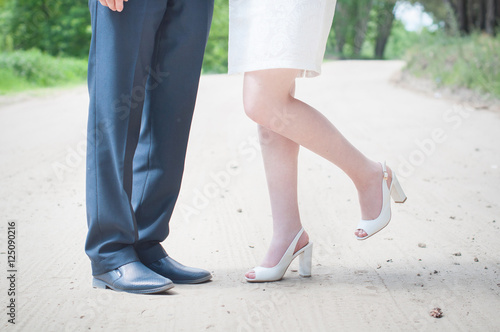 ноги мужчины и женщины, жениха и невесты рядом