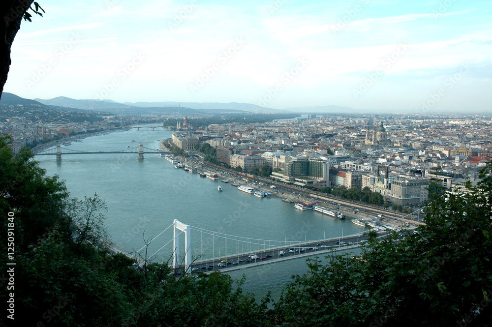 Budapest, Hongrie. Les ponts Elisabeth et des Chaînes sur le Danube .
