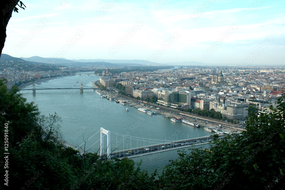 Budapest, Hongrie. Les ponts Elisabeth et des Chaînes sur le Danube .
Budapest, Hongrie. Les ponts Elisabeth et des Chaînes sur le Danube .