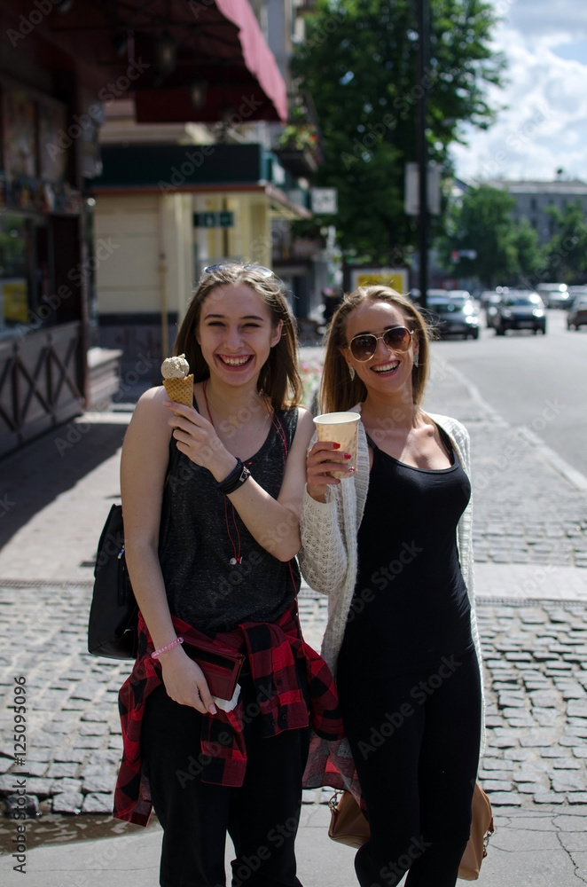 Obraz premium Two girlfriends are eating icecream