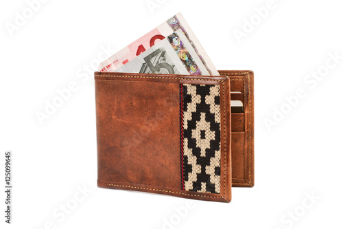Billetera de cuero marrón con billetes de euros sobre fondo blanco aislado. Vista de frente. Copy space