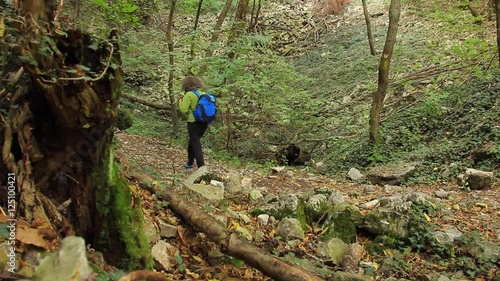 Escursionista  nel bosco