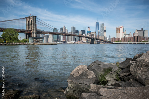 Blick von Brooklyn auf die Brooklyn Bridge und Manhattan . 