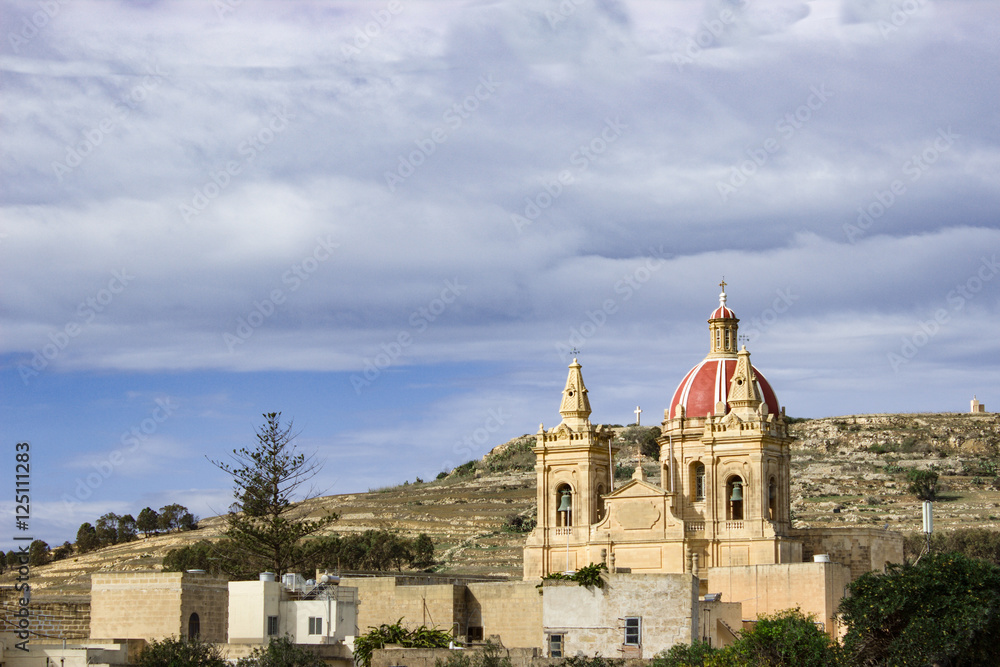 Kirche von Gharsi auf Gozo, Malta mit Terrassenfeldern