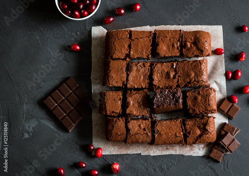 Fotografía Chocolate brownies with cranberries on dark background