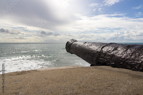 antike Kanone zielt auf das Meer photo