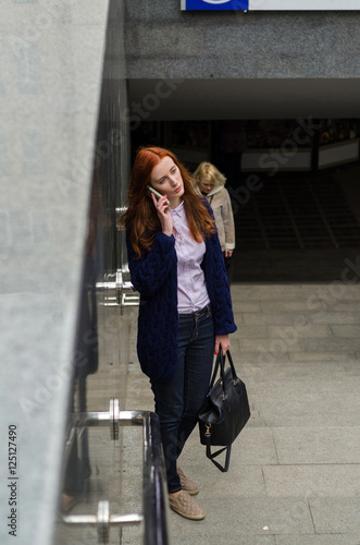 Young woman using her cell phone  © retoncy