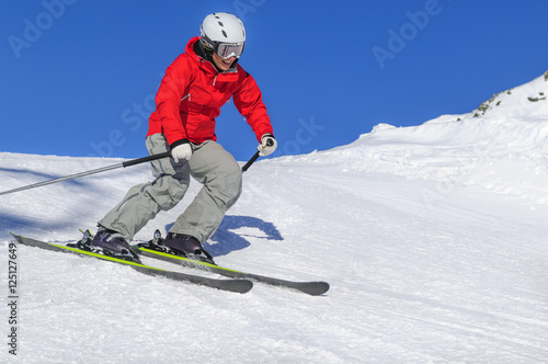 Skifahrerin hat Spaß beim carven auf der Piste