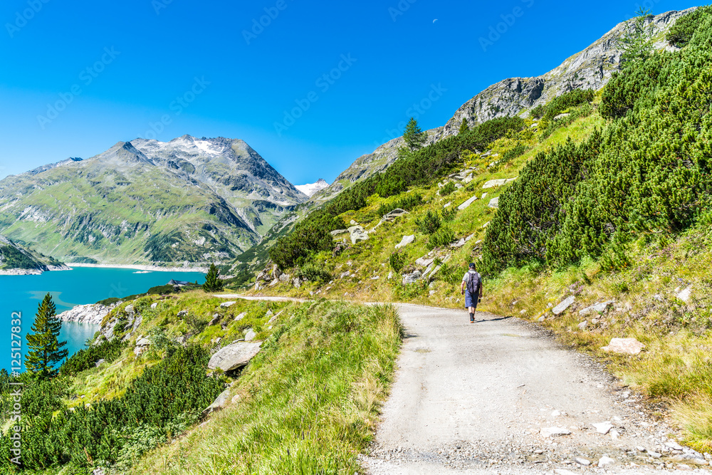 Wanderer am Kölnbreinspeichersee in den Alpen von Kärnten in Österreich