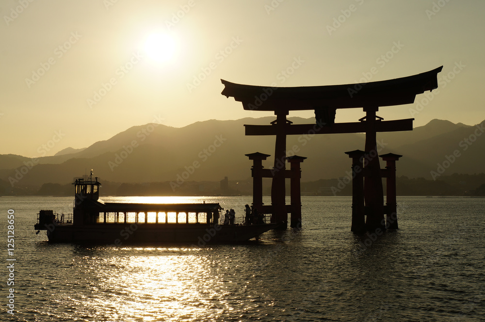 Itsukushima Shinto Shrine in der Abendsonne Itsukushima Shinto Shrine in der Abendsonne