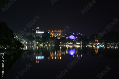 Hanoi am Hoan Chiem See bei Nacht