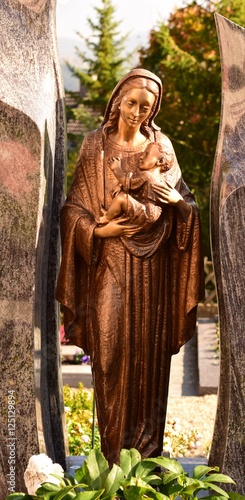 Bronzefigur Skulptur Maria mit Christuskind photo