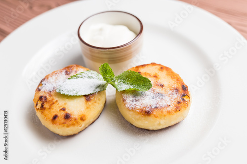 Cheesecakes with mint and sour cream