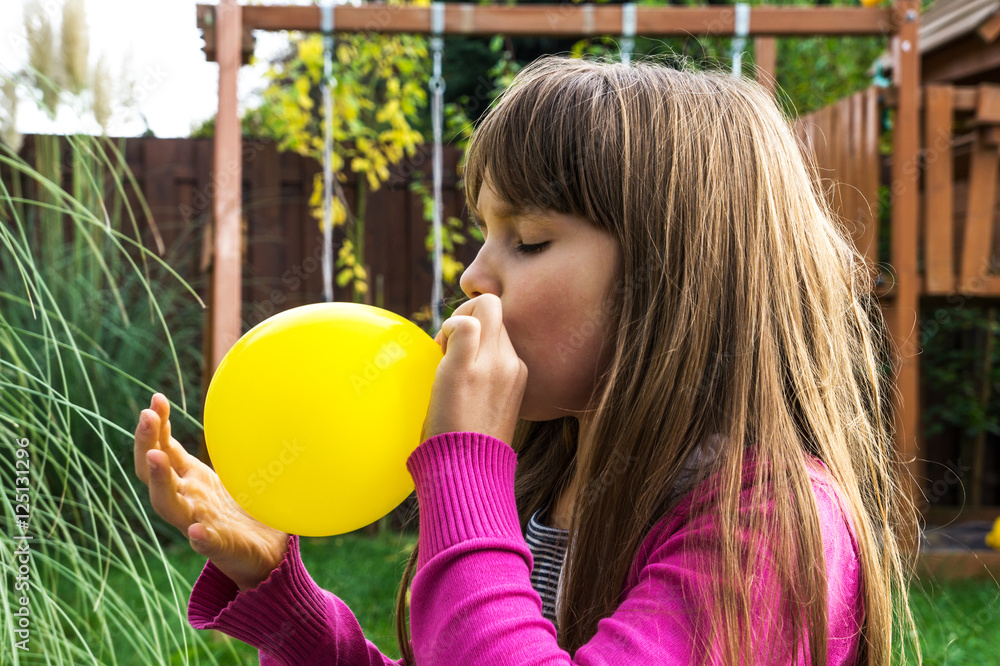Kind beim Luftballon aufblasen Stock Photo | Adobe Stock