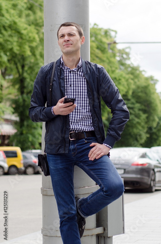 Fotografi Young man using his phone