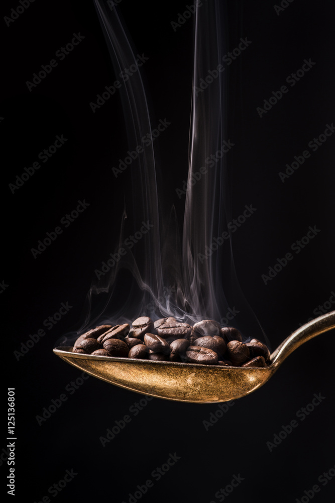 Obraz premium cucchiaio fumante con chicchi di caffè