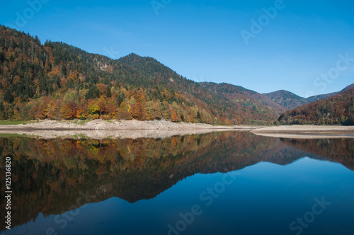 panorama du lac de Kruth en Alsace en automne