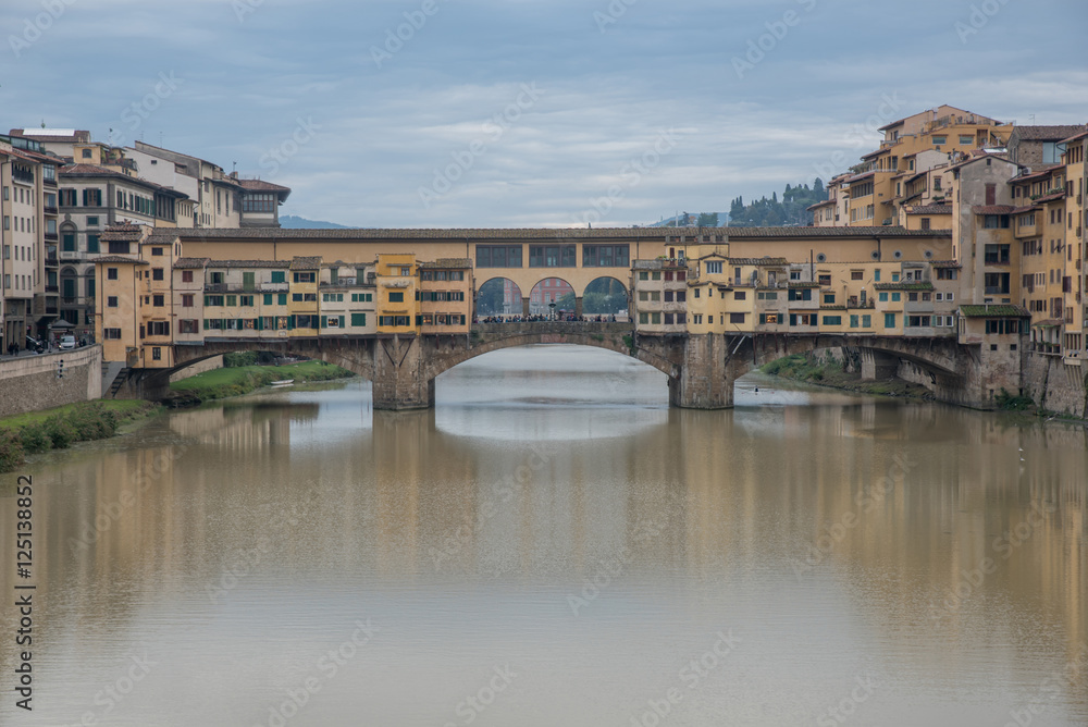 Obraz premium FLORENCE, ITALY- OCTOBER 23 ,2016: View of medieval stone bridge