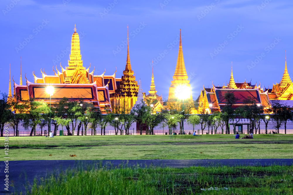Naklejka premium The Grand Palace and the temple of the Emerald Buddha with splendor in the evening from the point of view of sanam Luang (The Royal Field).