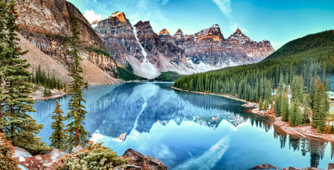 Poster Bergen Panorama Moraine Lake in Banff  © aiisha