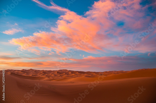 Sonnenuntergang   ber den D  nen der Sahara bei Merzouga  Erg Chebbi   Marokko