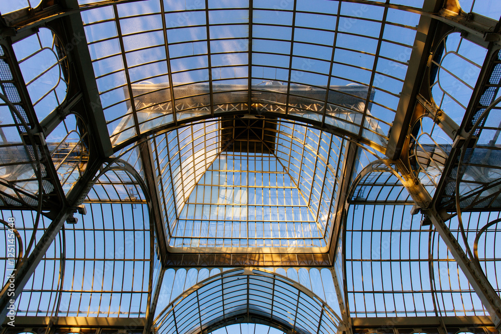 Vista arquitectónica de un techado de cristal