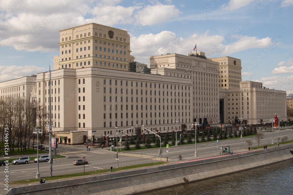 Здания министерства обороны Российской Федерации на Фрунзенской набережной в Москве