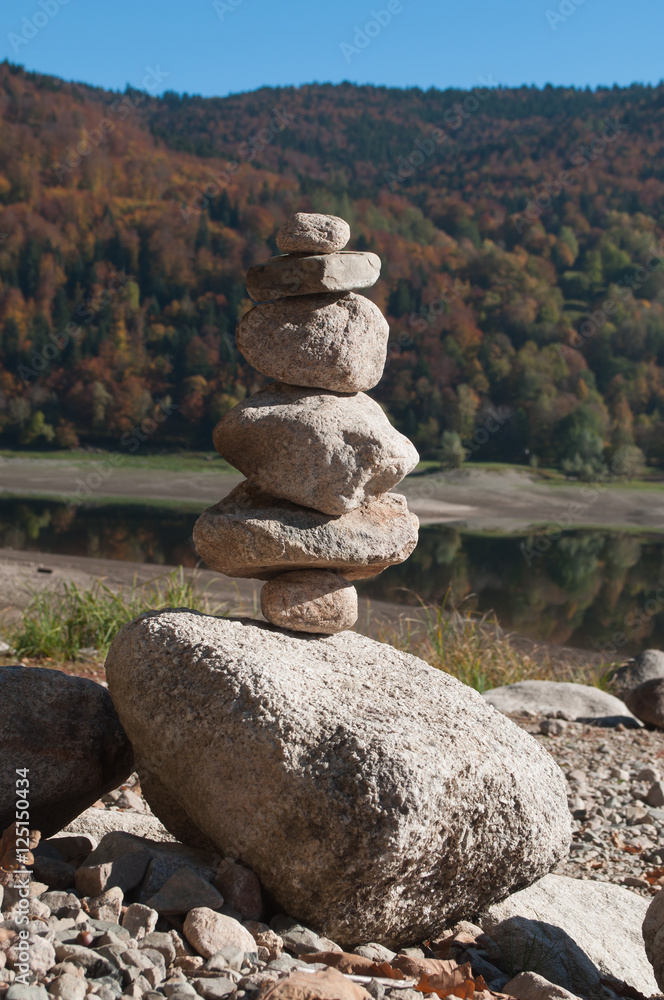 galets en équilibre dans un paysage naturel au bord d'un lac en automne galets en équilibre dans un paysage naturel au bord d'un lac en automne
